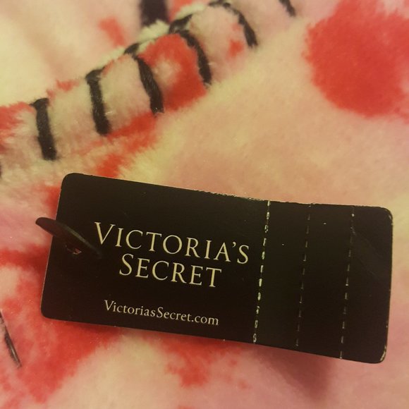 Victoria's Secret Floral Sherpa Blanket 50IN x 60IN/ 127CM x 152CM - Picture 3 of 7